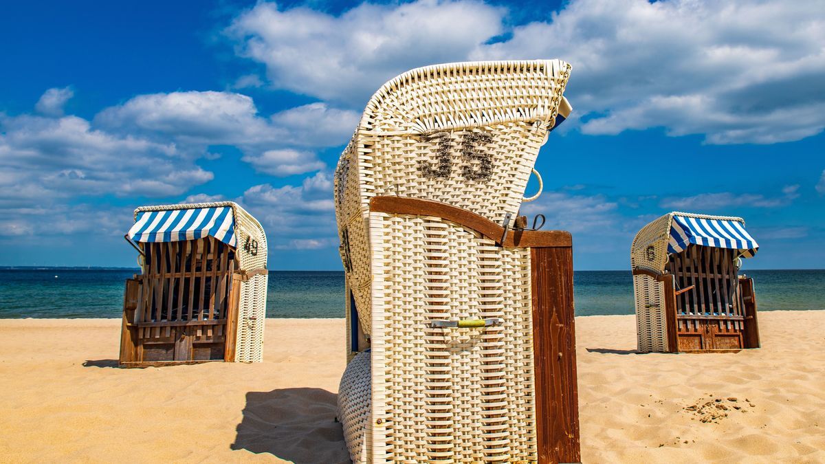 Strandkorb Ostsee: Hooded Chairs On Beach Against Sky | Abenteuer Leben