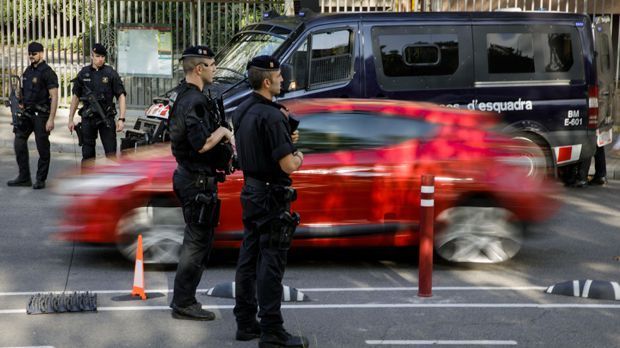 
                <strong>Strenge Sicherheitsvorkehrungen</strong><br>
                Die Polizisten hatten alles im Blick und sorgten für Sicherheit rund um das Camp Nou. "Unsere Empfehlung ist, dass sie den Fußball in aller Ruhe genießen sollen. Die Leute können sicher sein, dass wir alle Maßnahmen ergriffen haben, um bestmögliche Sicherheit zu garantieren", sagte Polizei-Sprecher Albert Oliva vor dem Spiel.
              