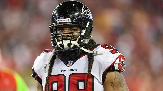 
                <strong>Adrian Clayborn (Defensive End/Atlanta Falcons)</strong><br>
                Clayborn hat sich bereits einen Bonus gesichert. Er steht bei 9,5 Sacks und ist damit die Nummer eins bei den Falcons. Das lässt sich die Franchise 750.000 Dollar kosten. Doch da geht noch mehr. Schafft Clayborn zehn Sacks, werden 1,25 Millionen Dollar fällig. Bei zwölf Sacks sogar satte zwei Millionen Dollar. Das ist immerhin mehr als die Hälfte seiner Salary (3,75 Millionen). Ebenfalls "Taschengeld" gibt es dafür, wenn er im Roster steht. 31.250 Dollar gibt's pro Spiel, macht bis jetzt also ein Zubrot in Höhe von 468.750 Dollar
              