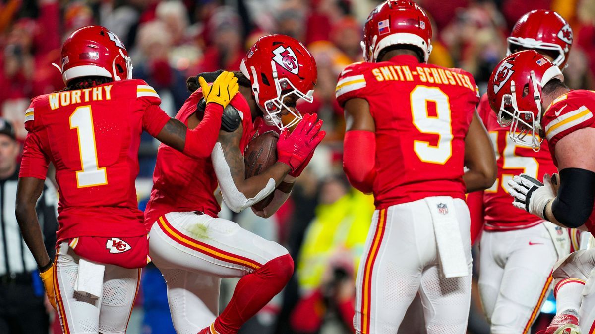 NFL, American Football Herren, USA Los Angeles Chargers at Kansas City Chiefs Dec 8, 2024; Kansas City, Missouri, USA; Kansas City Chiefs wide receiver DeAndre Hopkins (8) celebrates with teammate ...