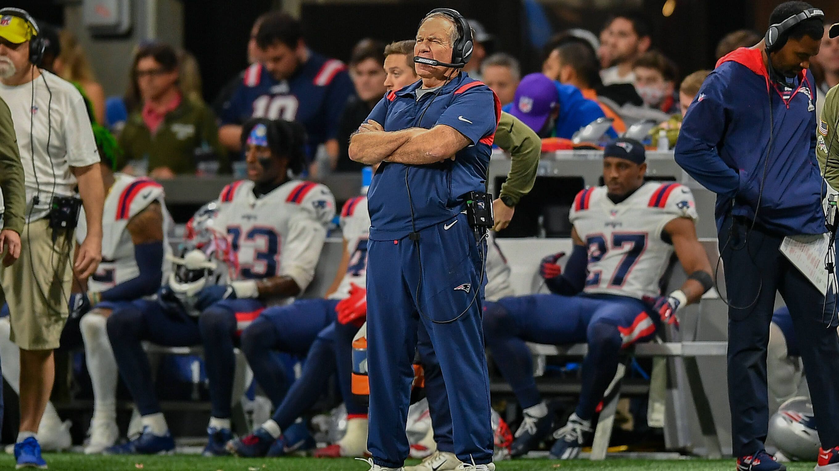 
                <strong>AFC East: New England Patriots (8-4) - Die Stärken</strong><br>
                Die meisten Experten hatten Bill Belichick (im Bild) eine solche Wende nicht zugetraut. Nach dem Abschied von Tom Brady schien der legendäre Head Coach entzaubert, doch nach einem Übergangsjahr sind die Patriots zurück an der Spitze der AFC East. Sechs Ringe sammelte der Defensiv-Guru bei den Patriots, eine Erfahrung mit der sonst kein anderes Team prahlen kann. Von diesem Wissen profitiert vor allem die wiedererstarkte Defense, die mit Matthew Judon einen echten Star-Pass-Rusher und mit JC Jackson einen Top-Passverteidiger vorweist.
              