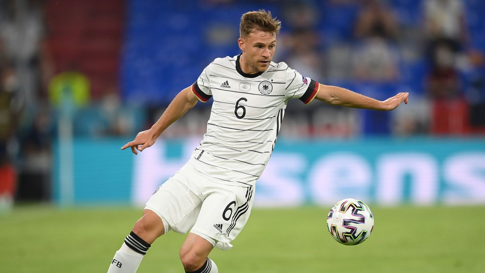 
                <strong>Joshua Kimmich (Deutschland)</strong><br>
                Kommt auf der rechten Seite nicht so richtig zur Geltung, findet kaum ins Spiel und kann so seine Stärken nicht wirklich einbringen. Wird von seinen Nebenleuten zu selten mit eingebunden und wirkt deshalb manchmal wie ein Fremdkörper. ran-Note 4
              