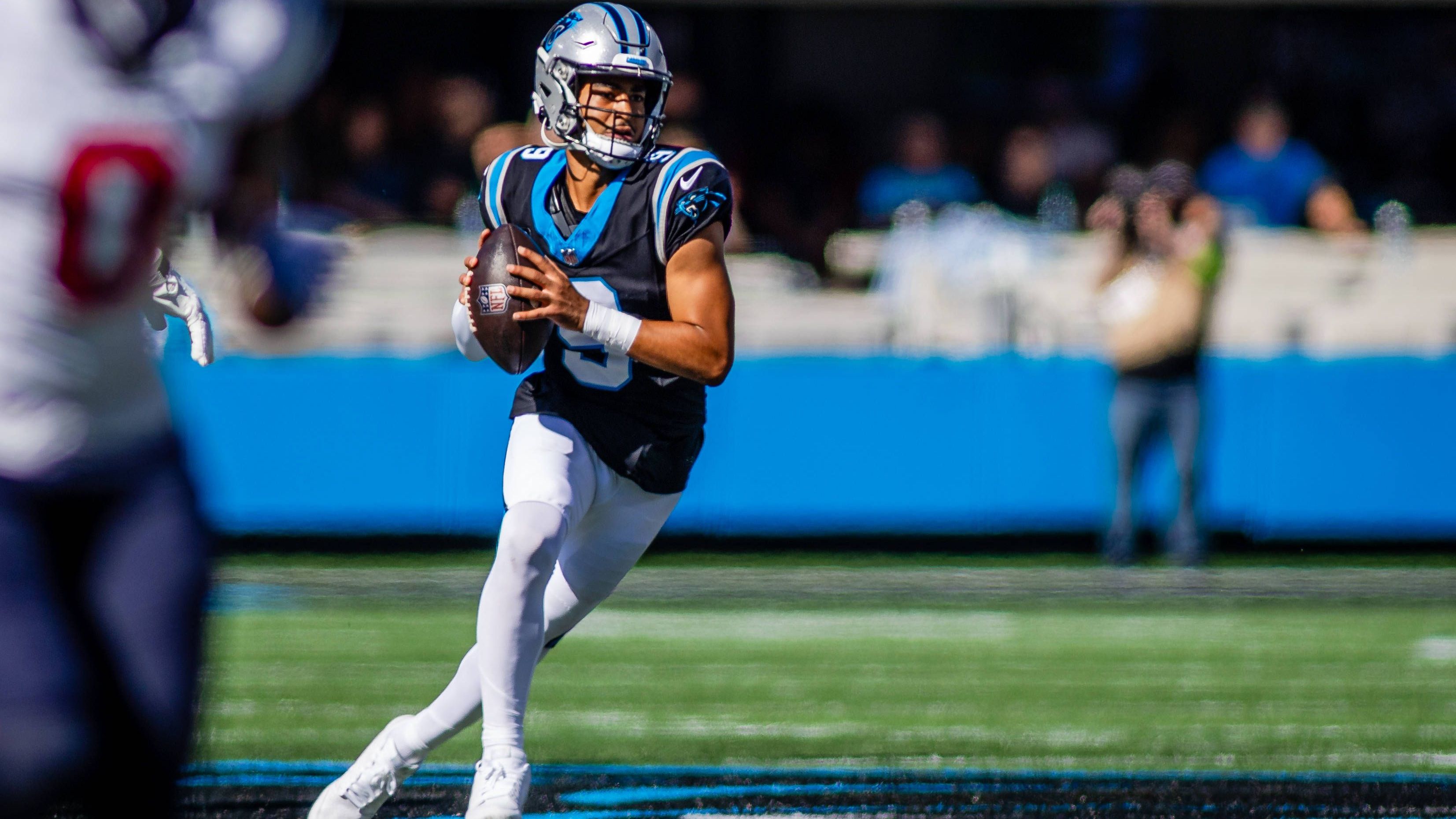 <strong>Gewinner: Bryce Young (Carolina Panthers)<br></strong>Viel ist auf Bryce Young in dieser Saison bereits eingeprasselt. Der erste Pick im diesjährigen Draft wurde bereits früh zum Franchise Quarterback der Carolina Panthers ernannt, konnte bisher aber noch nicht überzeugen. Gar als "Bust" wollten ihn manche bereits betiteln.