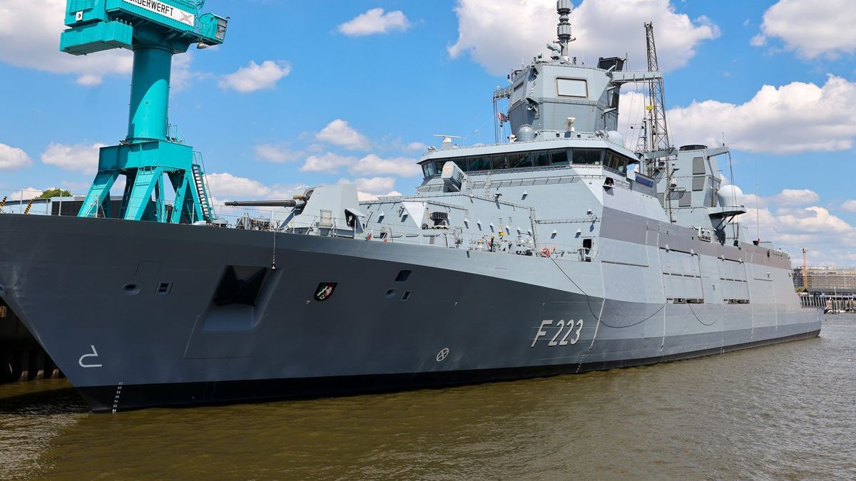 Fregatte an Kaimauer der Norderwerft im Hamburger Hafen