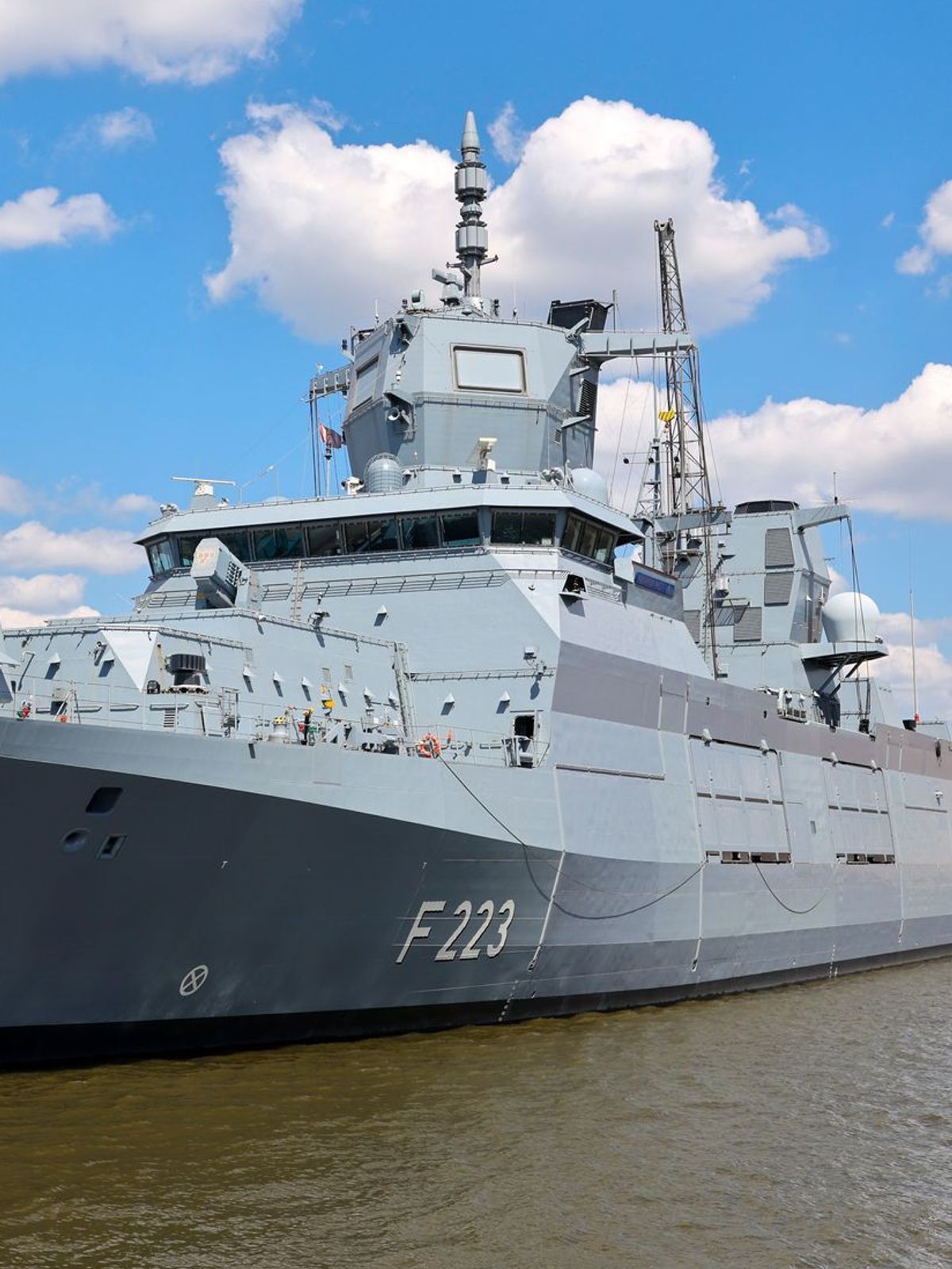 Fregatte an Kaimauer der Norderwerft im Hamburger Hafen