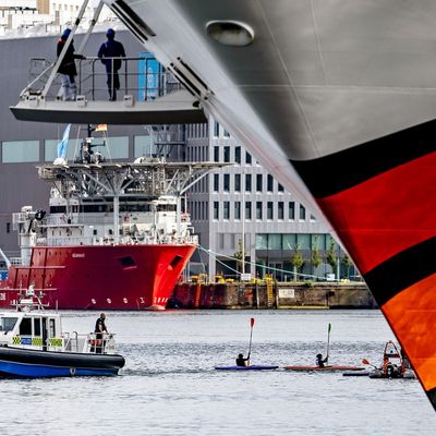 Aktivisten blockieren Kreuzfahrtschiffe in Kiel