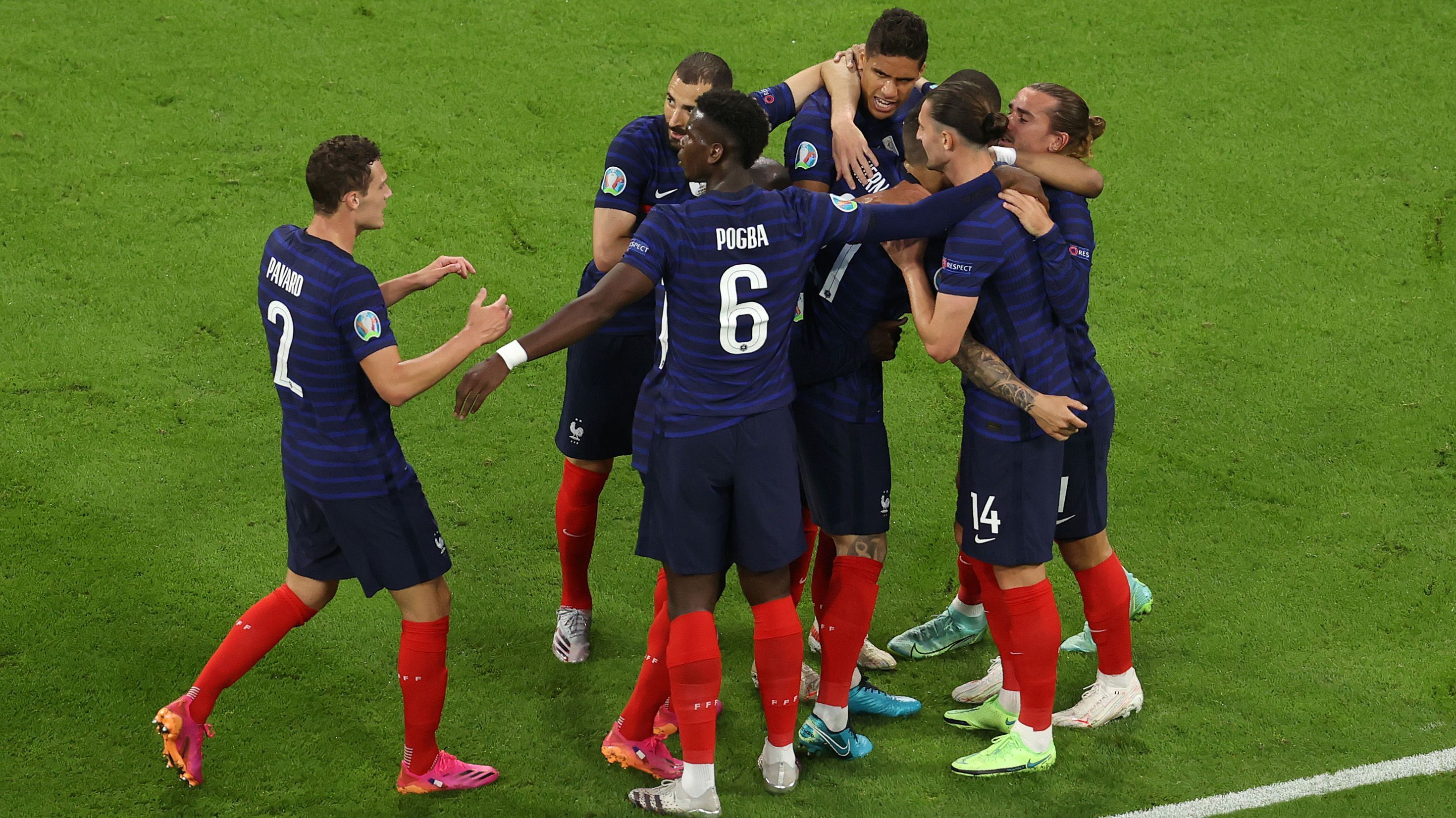 
                <strong>1. Platz: Frankreich</strong><br>
                Der Weltmeister belegt hauchdünn vor den Belgiern Platz eins unseres Rankings. Der 1:0-Sieg gegen Deutschland war nie wirklich in Gefahr, und dass, obwohl die Mannschaft von Didier Deschamps wirkte, als könne sie noch einen Gang zulegen. Der Defensivverbund um N'Golo Kante und Co. ließ die Deutschen kaum gefährlich vor das Tor kommen, während der schnelle Angriff um PSG-Star Kylian Mbappe sein Potenzial fast nur andeutete. Die zwei nicht gegebenen Tore beweisen aber vor allem eins: Wenn die "Equipe Tricolore" einmal aufdreht, wird es für jeden Gegner schwer, den Topfavoriten einzubremsen. Nach dem Spiel gegen Ungarn (Samstag ab 15 Uhr im Liveticker) wissen wir mehr ...
              