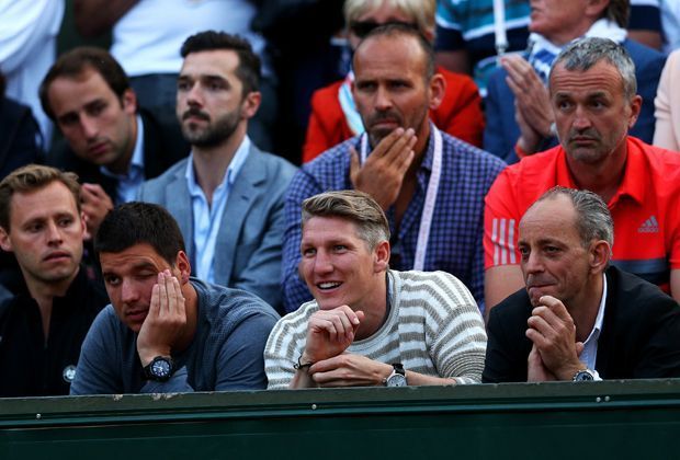 
                <strong>Bastian Schweinsteiger fiebert mit seiner Ana mit</strong><br>
                Bastian Schweinsteiger nutzte die freie Zeit nach dem Abschluss der Bundesligasaison und vor den Länderspielen gegen die USA und Gibraltar, um seine Freundin in Paris zu besuchen. 
              
