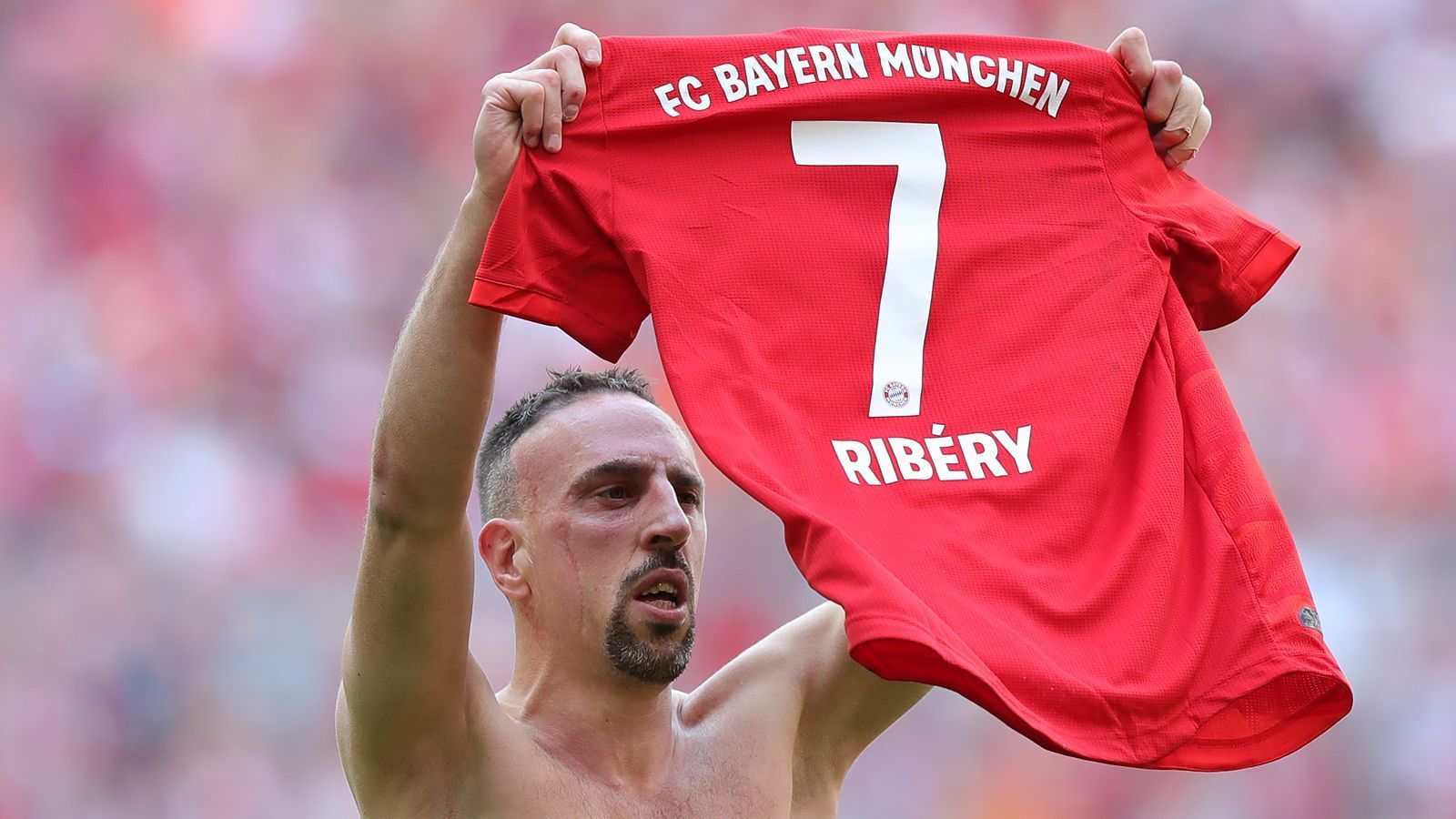 
                <strong>Linksaußen: Franck Ribery</strong><br>
                Franck Ribery kam im Sommer 2007 nach Deutschland. Und stellte die Bundesliga auf den Kopf. Mit einer zuvor nicht gekannten Finesse und Schlitzohrigkeit spielte sich der "Filou" sofort in die Herzen der Bayern-Fans. Und diesen Platz wird er immer behalten. Als er im vergangenen Mai nach zwölf Jahren, 425 Spielen, 124 Toren, 182 Vorlagen und 24 Titeln unter Tränen "Au revoir", "Servus" und "Mia san mia" sagte, schallte es "Oh, Franck Ribery" durch die Allianz Arena. Minutenlang. Einer der Besten, die der FC Bayern jemals hatte. Und jemals haben wird.
              