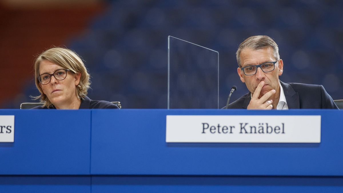 Kein Koch, keine Luxus-Hotels, keine Flieger - Schalke 04 mit kuriosen Sparmaßnahmen