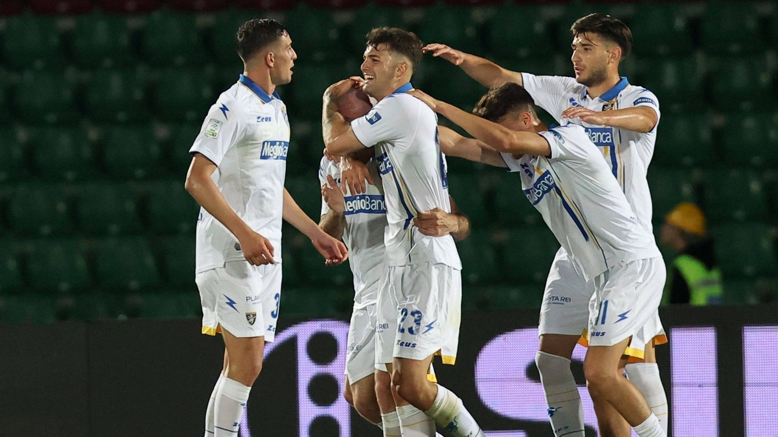 
                <strong>Frosinone Calcio (Italien / Serie A)</strong><br>
                Bereits seit Anfang Mai steht Frosinone Calcio als erster Aufsteiger in Italien fest. Drei Spieltage vor dem Ende der Serie-B-Saison feierte das Team von 2006er-Weltmeister Fabio Grosso den dritten Serie-A-Aufstieg der Vereinsgeschichte. Zuletzt gehörte die Mannschaft vor fünf Jahren zum italienischen Fußball-Oberhaus.
              