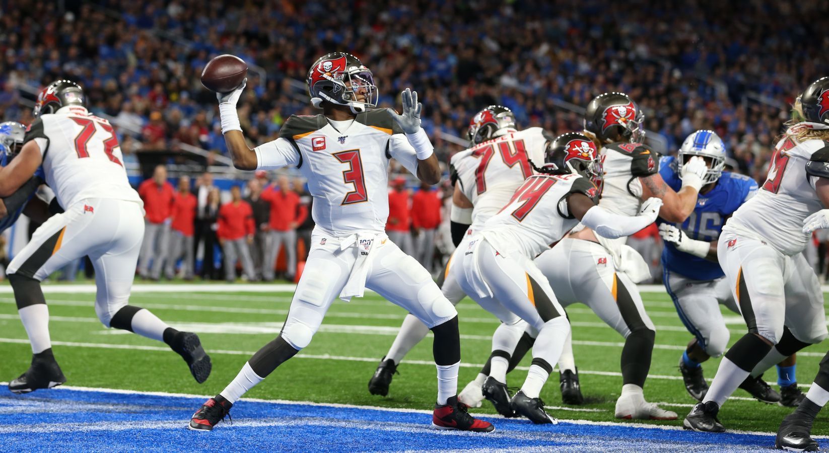 
                <strong>Passing Offense: Tampa Bay Buccaneers</strong><br>
                Bei ihrem überraschenden 38:17-Erfolg über die Detroit Lions konnten die Tampa Bay Buccaneers vor allem durch eine starke Pass-Offensive glänzen. So gelangen den Bucs 446 Passing Yards bei insgesamt 495 Yards Raumgewinn. Dieser starke Wert macht sie in Week 15 zum klaren Gewinner in dieser Statistik.Gesamtpunktzahl: 42
              