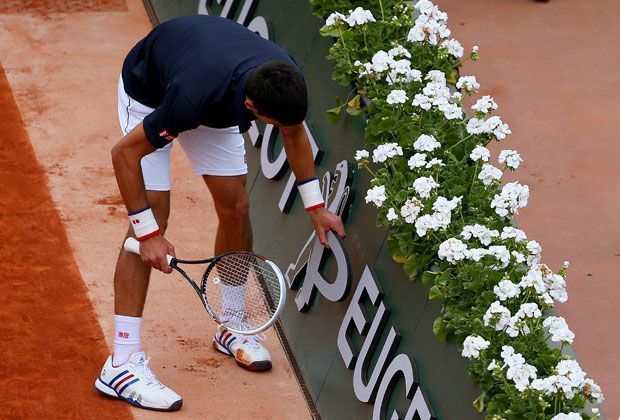 
                <strong>Novak Djokovic wütet in Roland Garros</strong><br>
                Einfach mal fest dran drücken - vielleicht ist ja noch ein bisschen Kleber übrig, der das "P" bis zum Ende des Matches an der Bande hält.
              