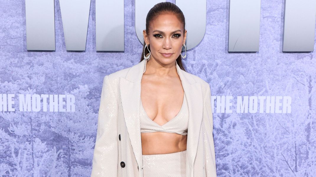 Im Mai präsentierte sich Jennifer Lopez bei einer Filmprämiere in LA mit einem sexy Make-up-Look. Jetzt zeigt sie sich auf Instagram ganz ungeschminkt im Badezimmer.