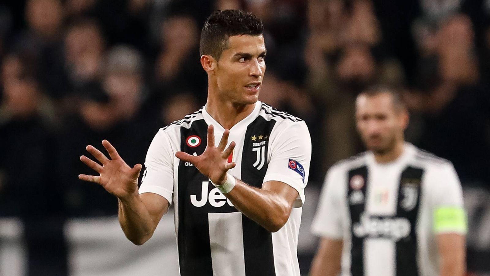 <strong>Juventus Turin - FC Turin</strong><br>
                Das "Derby della Mole" kommt vom Turiner Wahrzeichen, der Mole Antonelliana. Die Rivalität entstand nicht nur durch die Nähe, sondern auch durch die grundsätzlichen Fan-Ausrichtungen. Der FC Turin repräsentierte die Region, während Juve Anhänger im ganzen Land hat. Torino ist der Klub der Arbeiterklasse, Juve gilt eher als Verein der Oberschicht.
