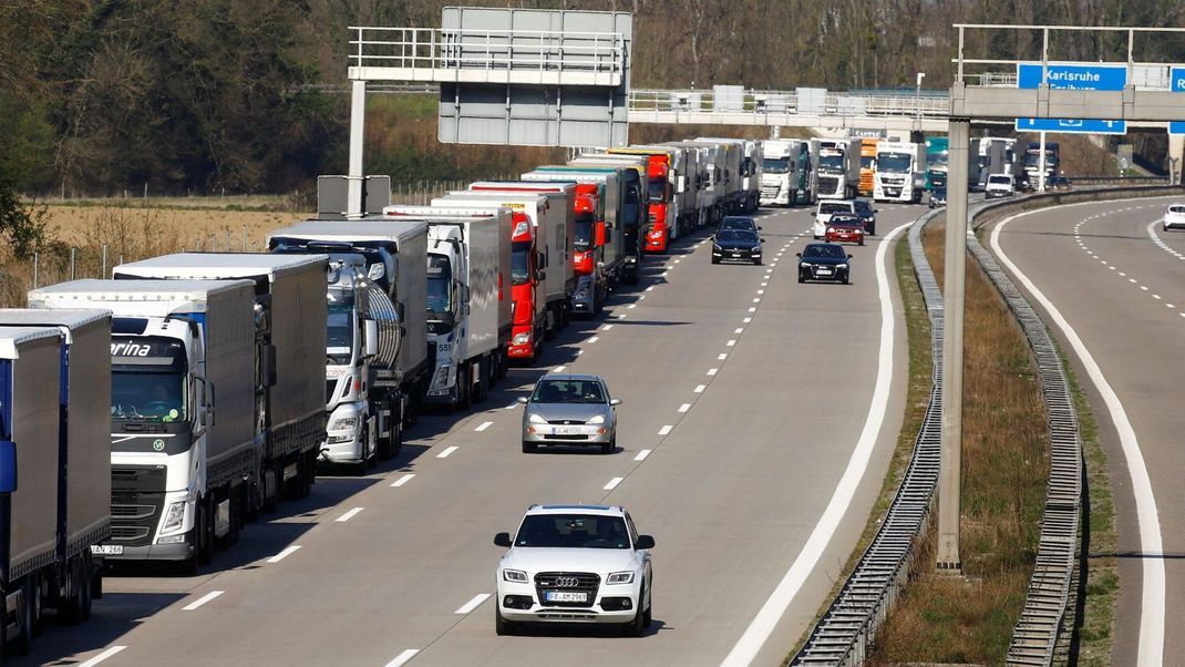 Beschlossene Sache: Die Lkw-Maut auf Bundesstraßen und Autobahnen wird ausgeweitet, ein zusätzlicher CO₂-Aufschlag bei der Nutzungsgebühr wird einführt.
