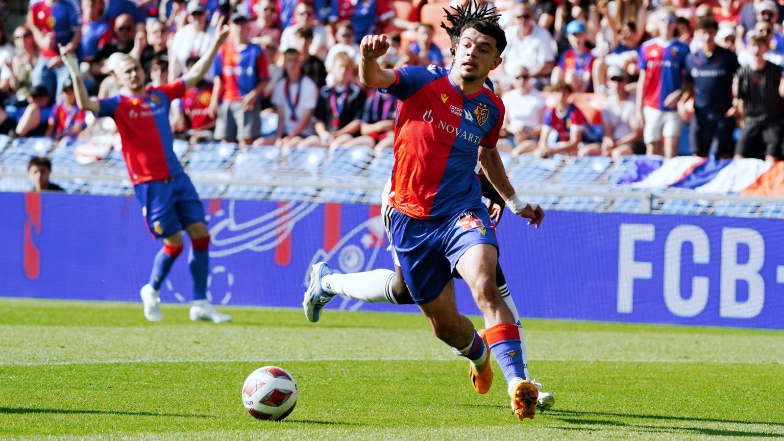 
                <strong>Schweiz: Zeki Amdouni (FC Basel)</strong><br>
                &#x2022; Mittelstürmer<br>&#x2022; 20 Jahre alt (2002)<br>&#x2022; Zwei Tore in drei Länderspielen für die Schweizer U21-Nationalmannschaft<br>&#x2022; Marktwert: 10 Millionen Euro<br>
              