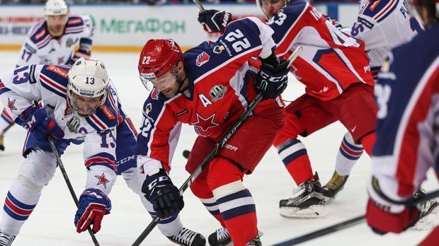
                <strong>KHL</strong><br>
                Die NHL weigerte sich, zu pausieren, damit Stars wie Alexander Owetschkin zu Olympia können. Damit müssen auch andere Nationen klar kommen. Für die Russen ist das jedoch ein Vorteil, denn die heimische Kontinental Hockey League (KHL) hat sich durchaus zu einer Alternative zur NHL gemausert. Vor allem durch die Gehälter. In Russland kann man gutes Geld verdienen, weshalb Talente nicht unbedingt flüchten und Altstars auf hohem Niveau in ihrer Heimat weitermachen. Für Olympia macht die Liga eine vierwöchige Pause.
              