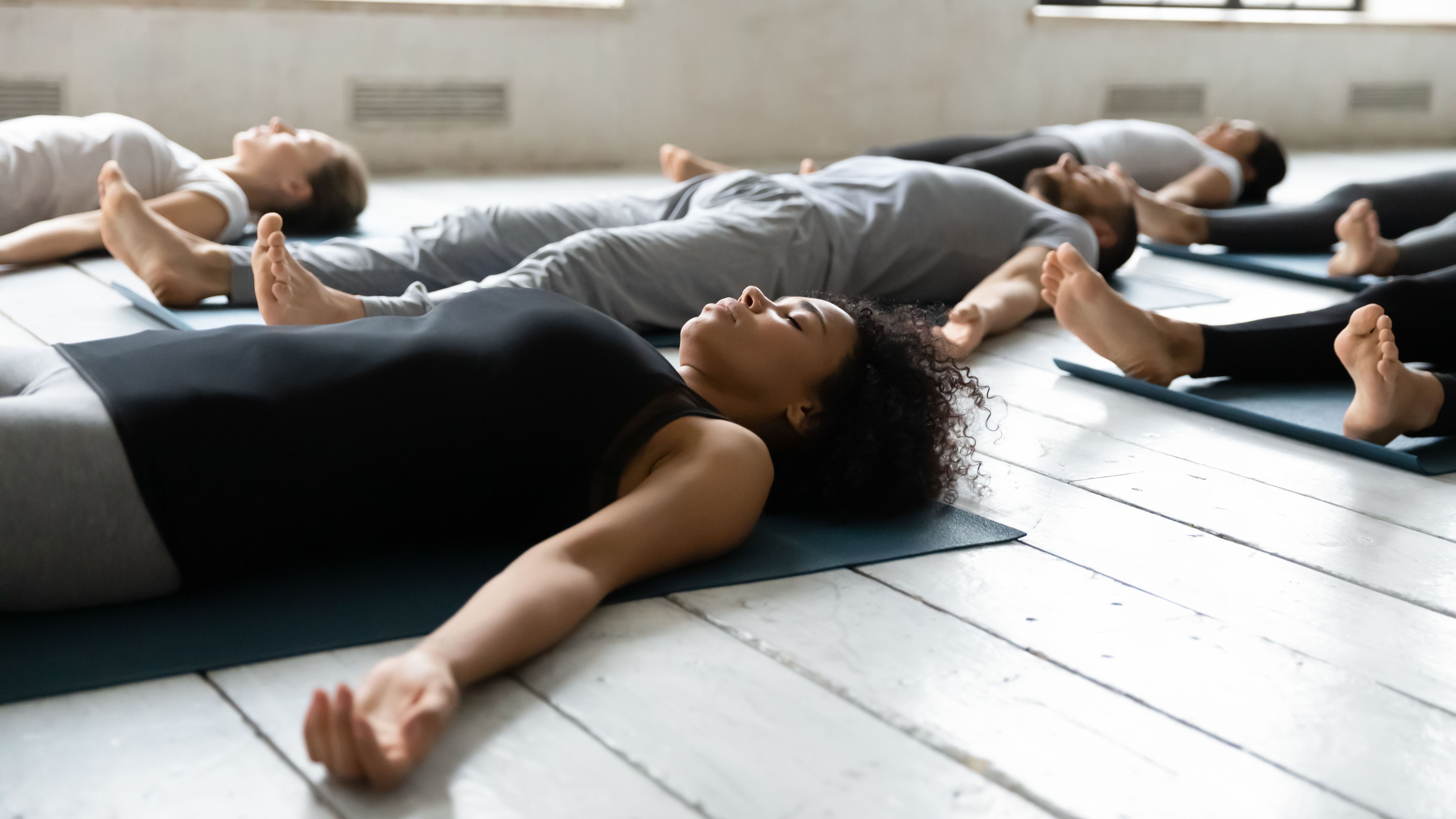 Regelmäßige Entspannungsübungen, Yoga oder Achtsamkeitsübungen helfen, im Alltag mehr Ruhe zu finden.