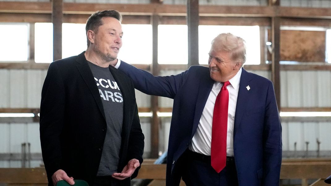 Tesla-Chef Elon Musk und US-Präsident Donald Trump (r.)