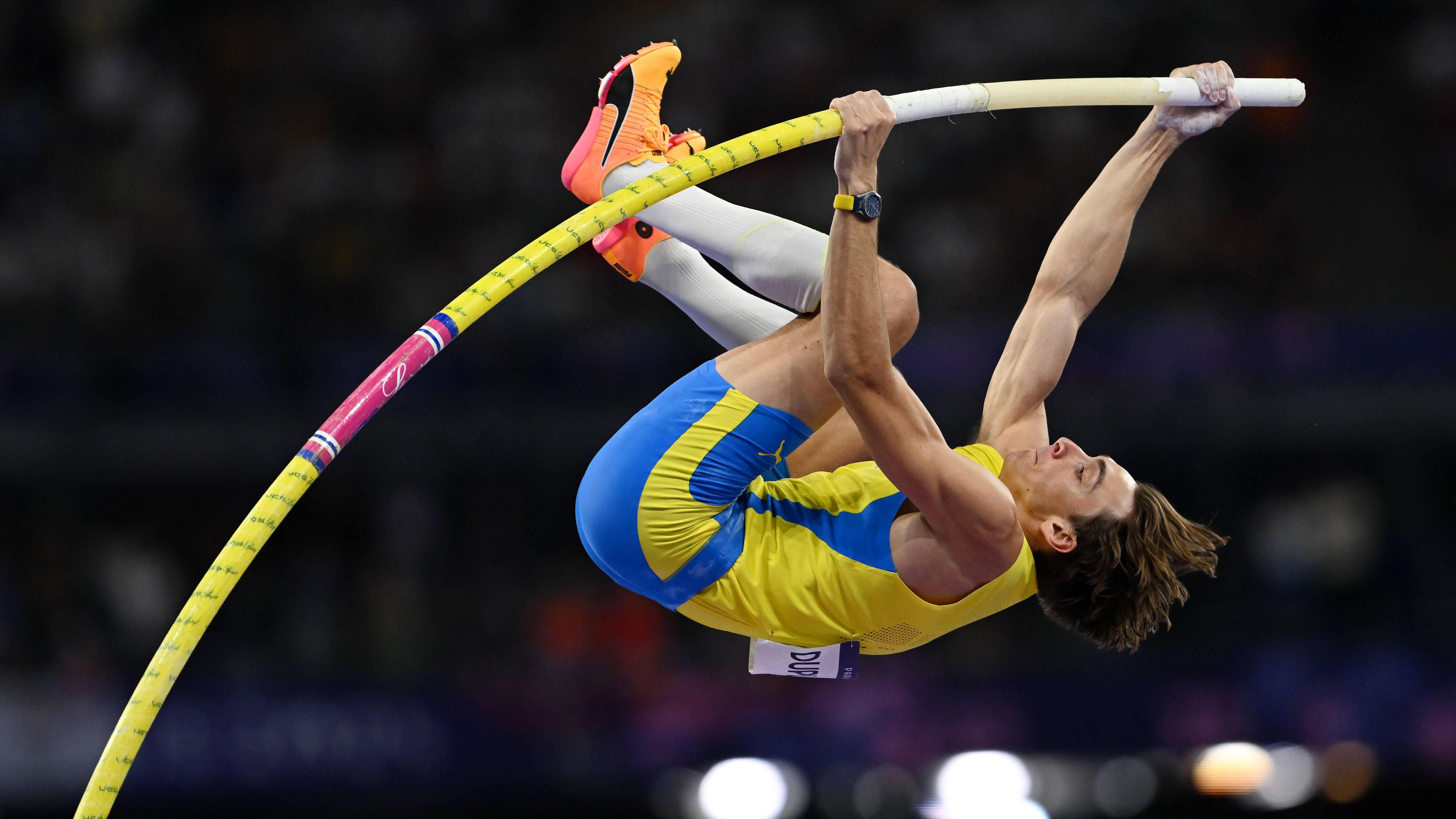 <strong>Olympia: Die besten Bilder des zehnten Tages</strong><br>Armand "Mondo" Duplantis springt Weltrekord - zum neunten Mal. Mit 6,25 Metern krönt er sich zum Olympiasieger.