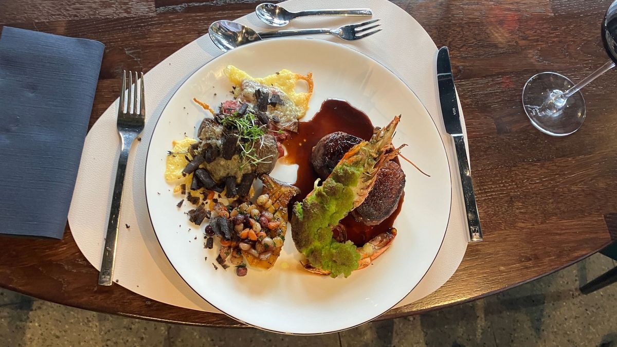 Rinderfilet vom Vogelsberger Weideochsen mit Surf and Turf 4/5 Riesengarnele an einer lila smashed Potato und Karottenperlen verfeinert mit schwarzem Trüffel und Bergkäse