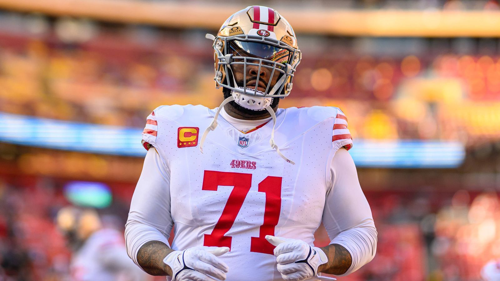 <strong>Platz 4: Trent Williams</strong><br><strong>Team:</strong> San Francisco 49ers<br><strong>Position:</strong> Offensive Tackle<br>Dennoch haben wir Williams als besser/wichtiger eingestuft. Denn diesen Typen kannst du eigentlich jetzt schon in die Hall of Fame packen. Er beschützt Purdy. Schafft er das gut genug, ist der Sieg so gut wie sicher. Er ist der beste Left Tackle der letzten Jahre. Keine Frage.