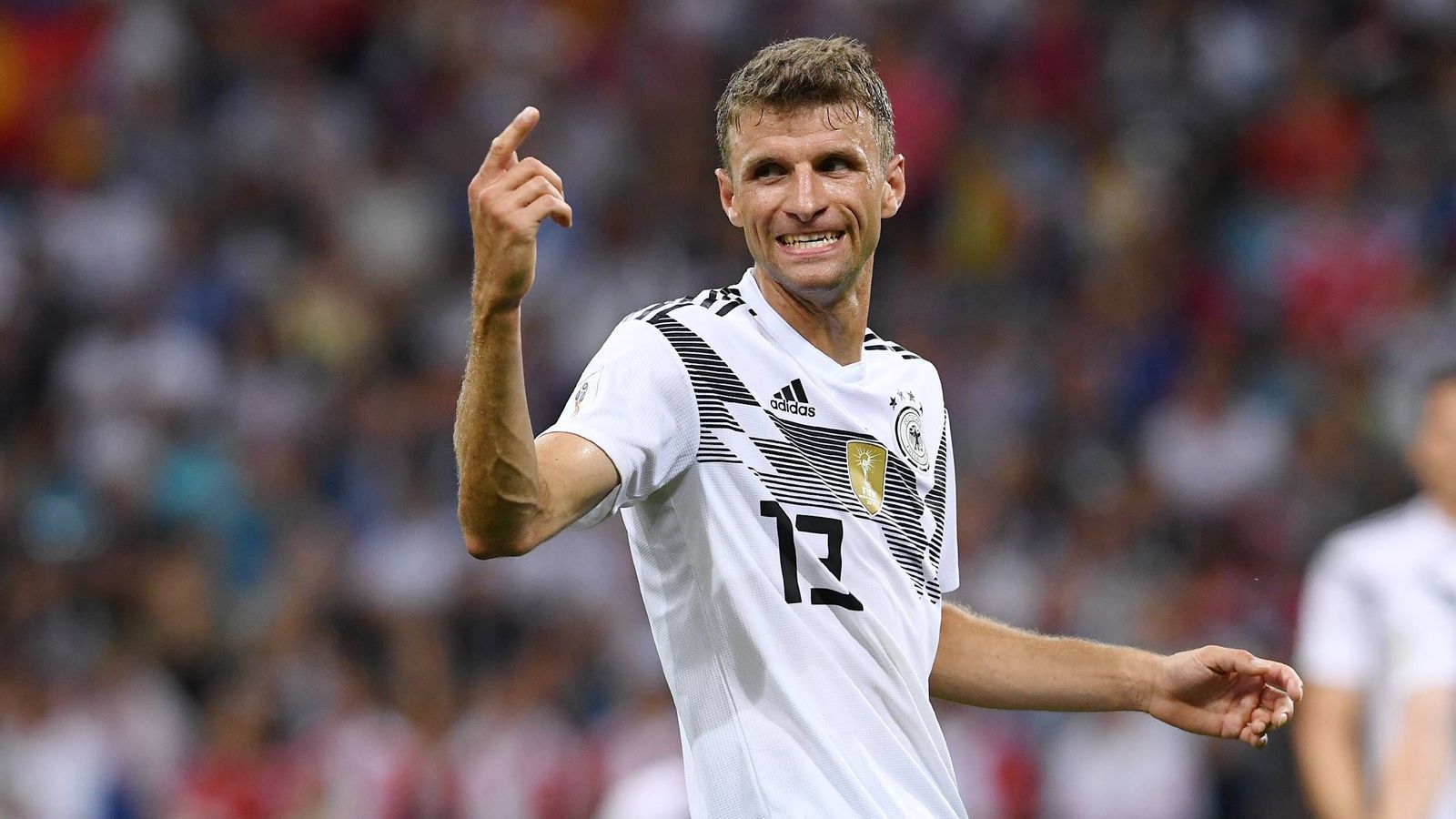 
                <strong>Angriff: Thomas Müller (FC Bayern München)</strong><br>
                Bei Thomas Müller will ich nicht groß um den heißen Brei herumreden. 39 Scorerpunkte in 45 Partien in der laufenden Saison sind aussagekräftig genug. Sein Einsatzwille sowie das Gespür für Situationen sind absolutes Top-Niveau, daher fährt Müller mit zur EM. Punkt. Aus. Ende.
              