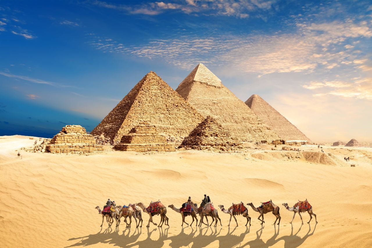 Die Pyramiden von Gizeh in Ägypten: Die Pharaonen-Gräber in der Nähe von Kairo gehören zu den ältesten Bauwerken der Menschheit. Bis heute weiß niemand sicher, wie sie entstanden sind. Die größte ist die Cheops-Pyramide.