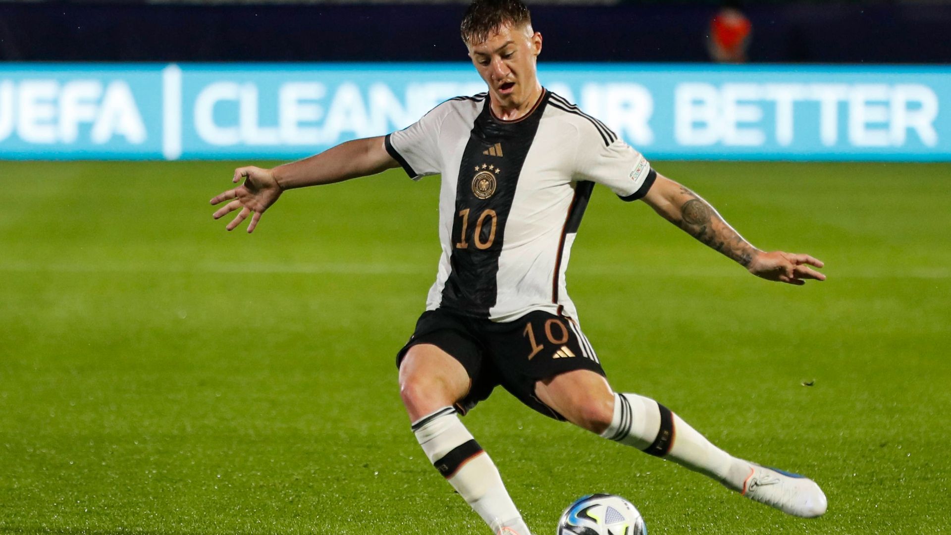 
                <strong>Angelo Stiller</strong><br>
                Bester deutscher Spieler bei der EM. Dreh- und Angelpunkt im Mittelfeld, dazu mit guten Standards, einem Assist und einem eigenen Tor. Der Hoffenheimer wirkte teilweise wie der einzige DFB-Akteur, der in schwierigen Situationen noch zulegen konnte. Auch in Interviews mit klaren Aussagen. ran-Note: 2
              