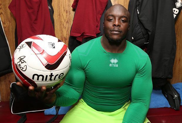 
                <strong>Adebayo Akinfenwa</strong><br>
                Akinfenwa gilt als der "stärkste" Profi der Welt. Bis auf ein Gastspiel in Litauen war "The Beast" ausschließlich in Großbritannien aktiv. Unter anderem beim heutigen Erstligisten Swansea City.
              