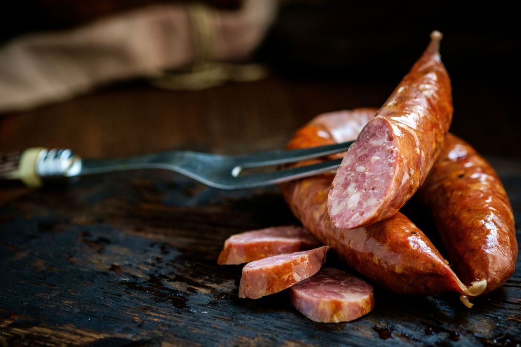 Gekocht in der Semmel oder im Eintopf: Der polnische Wurst-Importschlager Krakauer steht der Bockwurst in nichts nach. 