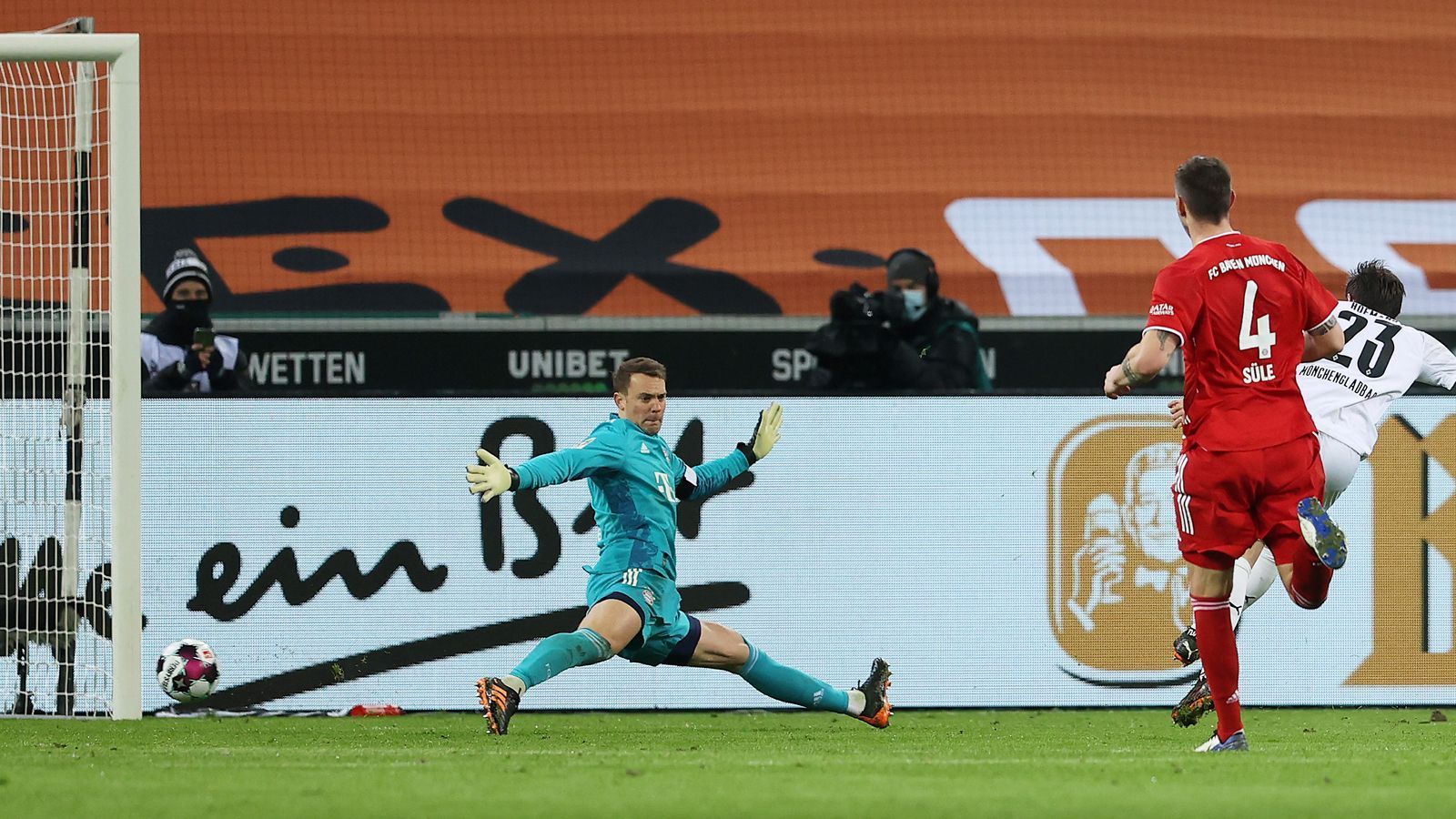 
                <strong>Manuel Neuer</strong><br>
                Der Kapitän der deutschen Nationalmannschaft ist ein gewohnt souveräner Rückhalt, bekommt allerdings auch wenige Möglichkeiten, um sich auszuzeichnen. Ist bei den Eins-gegen-Eins-Situationen gegen Jonas Hofmann (1:2, 2:2) ohne große Abwehrchance, auch beim Traumtor von Florian Neuhaus chancenlos. ran-Note: 3
              