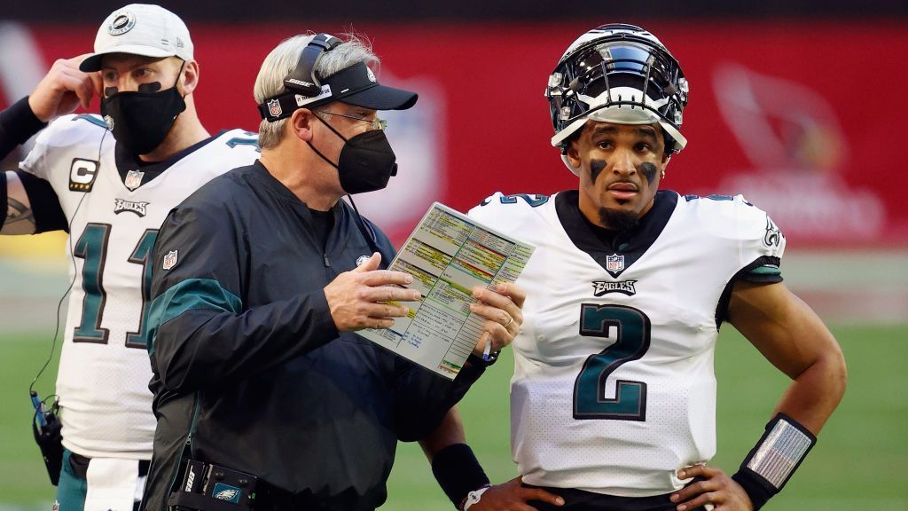 
                <strong>Verlierer: Die gesamte Philadelphia Eagles-Franchise</strong><br>
                Im Februar 2018 war die Welt in Philadelphia nicht nur in Ordnung, die ganze Stadt schwebte auf Wolke sieben. Die New England Patriots wurden im Super Bowl 52 geschlagen und die Eagles waren das offiziell beste Team der Welt. Drei Jahre später ist davon nichts mehr übrig, Doug Pederson wurde entlassen, Carson Wentz degradiert und die Stimmung im Team ist gespalten. Die Eagles stehen vor einem Neuanfang, nachdem die Saison 2020 der Franchise womöglich nachhaltig geschadet hat.
              