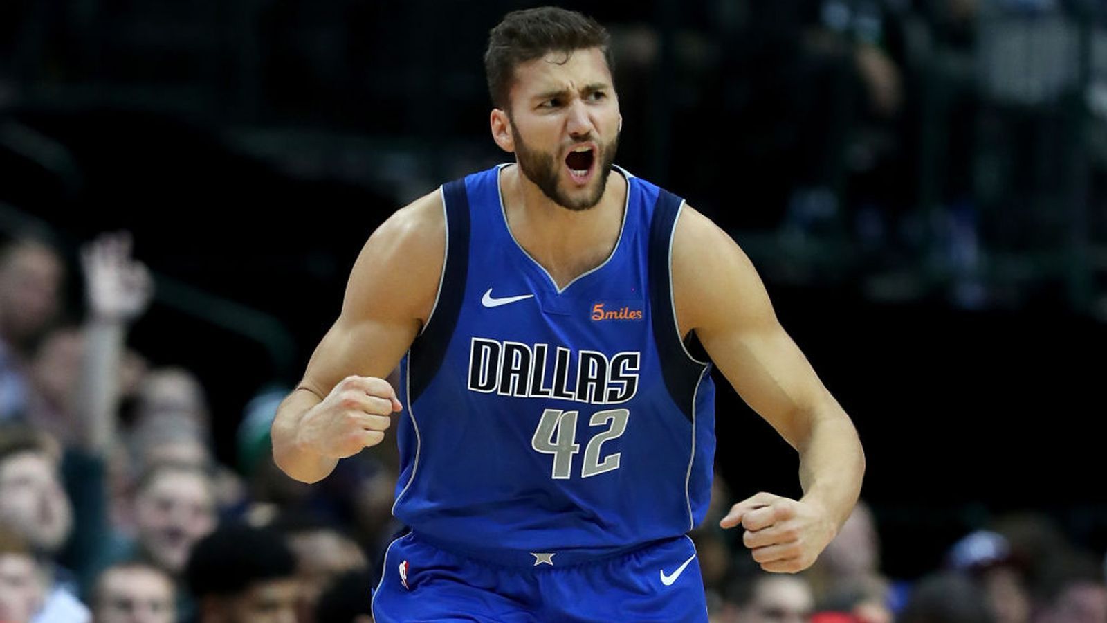 
                <strong>Maximilian Kleber (Dallas Mavericks)</strong><br>
                Der Power Forward blickt seiner dritten Spielzeit bei den Dallas Mavericks entgegen. Seine guten Leistungen wurden in der Offseason mit einem neuen Vertrag belohnt: Acht Millionen US-Dollar kassiert er in der bevorstehenden Spielzeit, insgesamt 35,9 Millionen US-Dollar in den nächsten vier Jahren. Vergangene Saison hatte er im Schnitt 21,2 Minuten Einsatzzeit pro Spiel und erzielte durchschnittlich 6,8 Punkte. Der 2,11-Meter-Riese ist vor allem für die Defensive seiner Mannschaft wichtig.
              