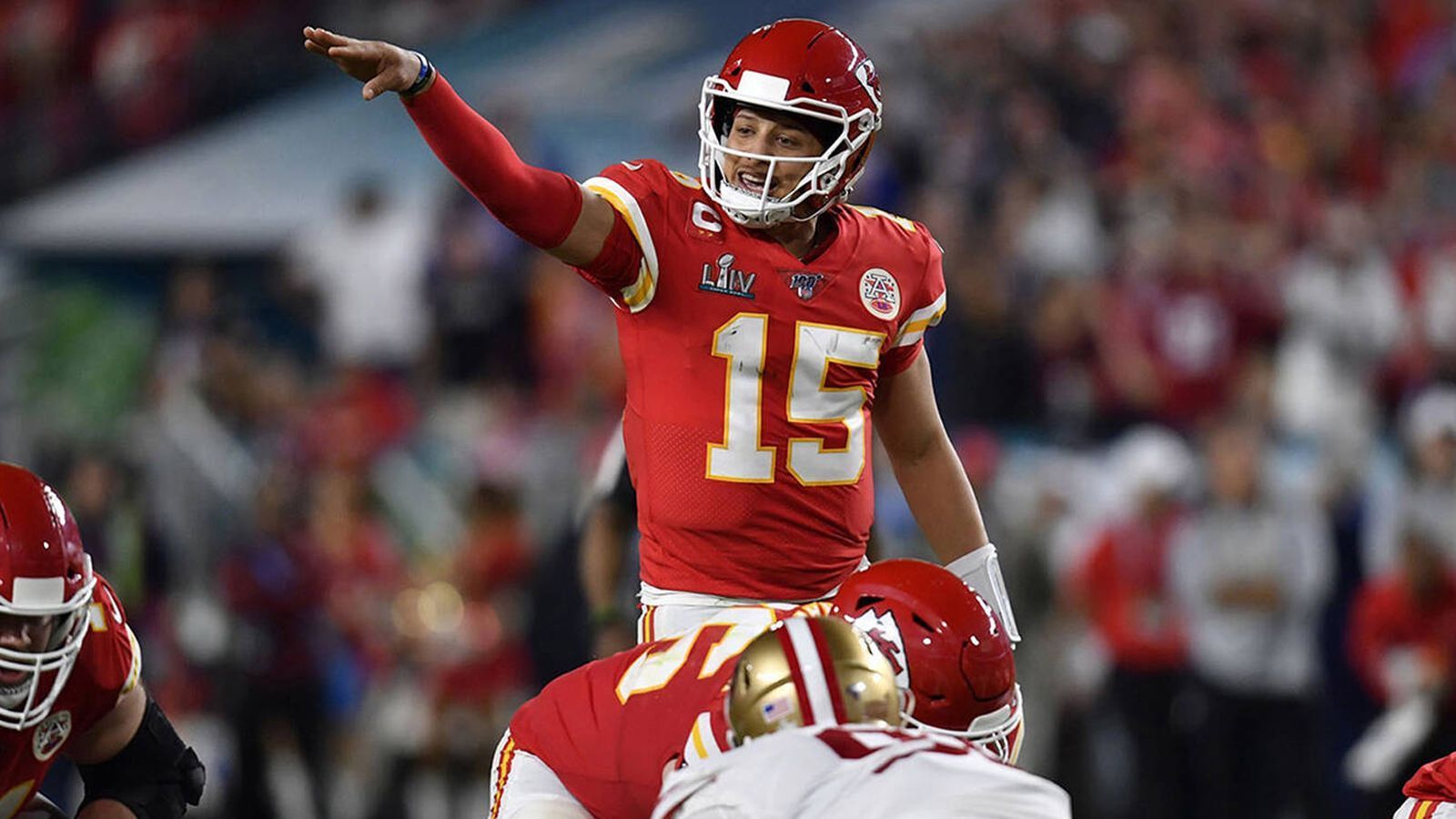 
                <strong>Die meisten Passing Yards in einer Saison</strong><br>
                2013 stellte Peyton Manning den Rekord auf, er warf damals für 5.477 Yards. Kandidaten für die Bestmarke gibt es einige, allen voran Patrick Mahomes. 2018 kam der Super-Bowl-Sieger auf 5.097 Yards, 2019 trotz seiner Verletzungspause auf 4.031 Yards. Ihm wird es zugetraut, die Manning-Marke zu knacken.
              