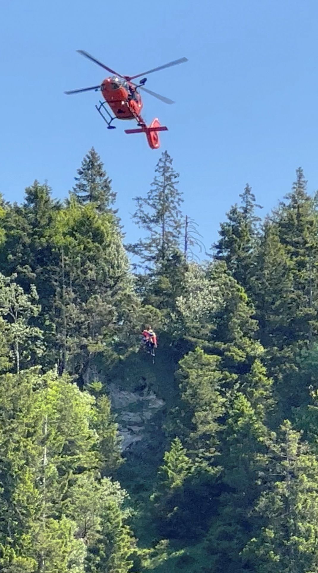 Ein Rettungshubschrauber bei der Bergung eines der beiden Opfer.