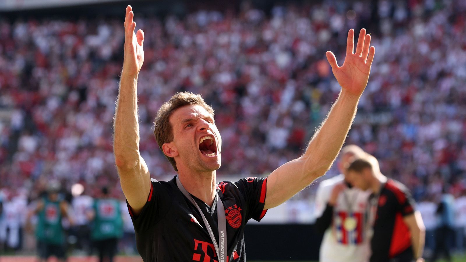 
                <strong>Müller jubelt</strong><br>
                Die Last-Minute-Meisterschaft ist selbst für Dauer-Meister Thomas Müller eine der emotionalsten Bundesliga-Titel seiner Karriere.
              