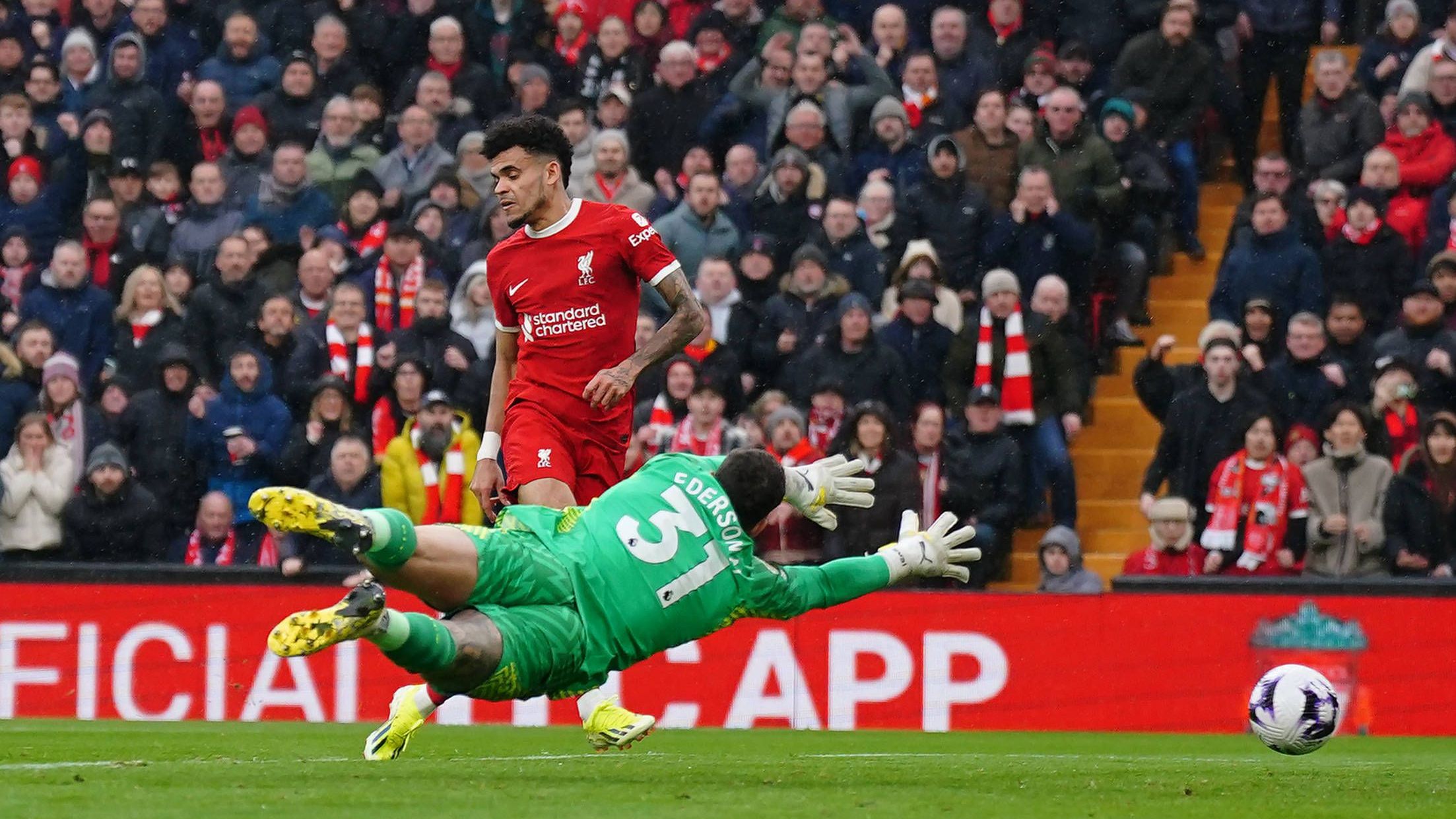 <strong>Luis Diaz (FC Liverpool)</strong><br>Der Kolumbianer macht oft einen Haken zu viel und agiert daher zu umständlich. Als er sich doch mal durcharbeitet, zieht er knapp am Tor vorbei. Nach einem überragenden Pass von Salah vergibt er allein vor Ortega kläglich, kurz darauf lässt er sch die Kugel in bester Position noch von Walker wegspitzeln. <em><strong>ran</strong></em><strong>-Note: 5</strong>