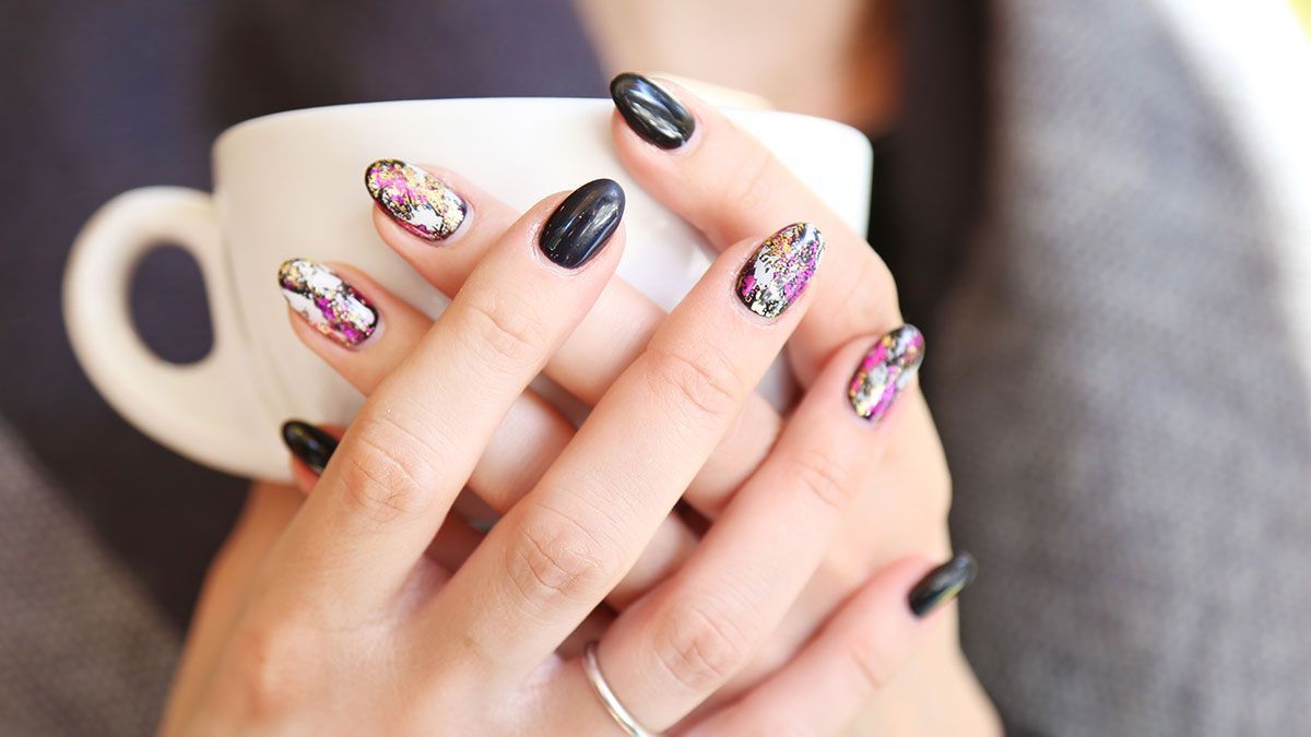 Black Nails: Wir zeigen die Trends für schwarz lackierte Fingernägel.