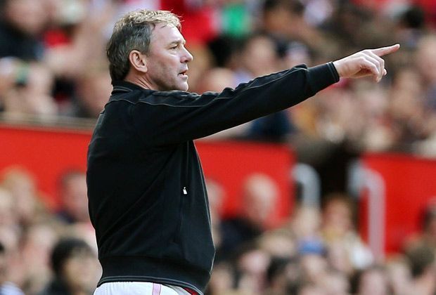 
                <strong>Bryan Robson</strong><br>
                345 Spiele und 74 Tore steuerte Bryan Robson zu den Erfolgen von Manchester United zwischen 1981 und 1994 bei. Insgesamt acht Titel feierten die Red Devils in dieser Zeit, darunter auch den Gewinn des Europapokals der Pokalsieger 1991.
              