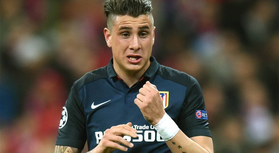 
                <strong>Jose Maria Gimenez (Atletico Madrid)</strong><br>
                Jose Maria Gimenez (Atletico Madrid, Innenverteidiger, Vertrag bis 2018): Bei den Hauptstädtern hat der Uruguayer die undankbare Rolle als Backup der kaum überwindbaren Abwehr um Landsmann Diego Godin und den Montenegriner Stefan Savic. Zuletzt musste der 21-Jährige zudem wegen einer Adduktorenzerrung pausieren. Was Gimenez draufhat, bewies er aber nicht zuletzt in den jüngsten Champions-League-Duellen mit dem FC Bayern. Laut "Daily Mirror" bietet ManUnited 50 Millionen Euro für ihn.
              