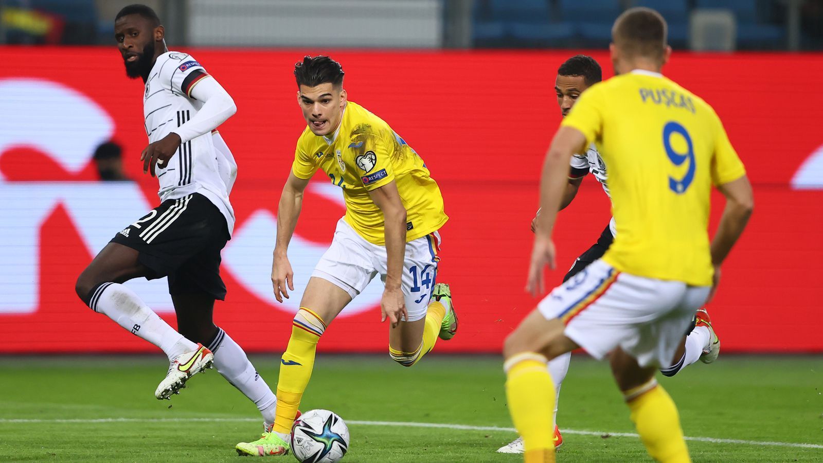 
                <strong>Antonio Rüdiger</strong><br>
                Sieht bei Rumäniens Gegentreffer nicht gut aus, aber seine Mitspieler lassen ihn zuvor auch im Stich. Danach aber weitestgehend souverän in der Defensive. Offensiv nicht so auffällig wie Nebenmann Süle. ran-Note: 4
              