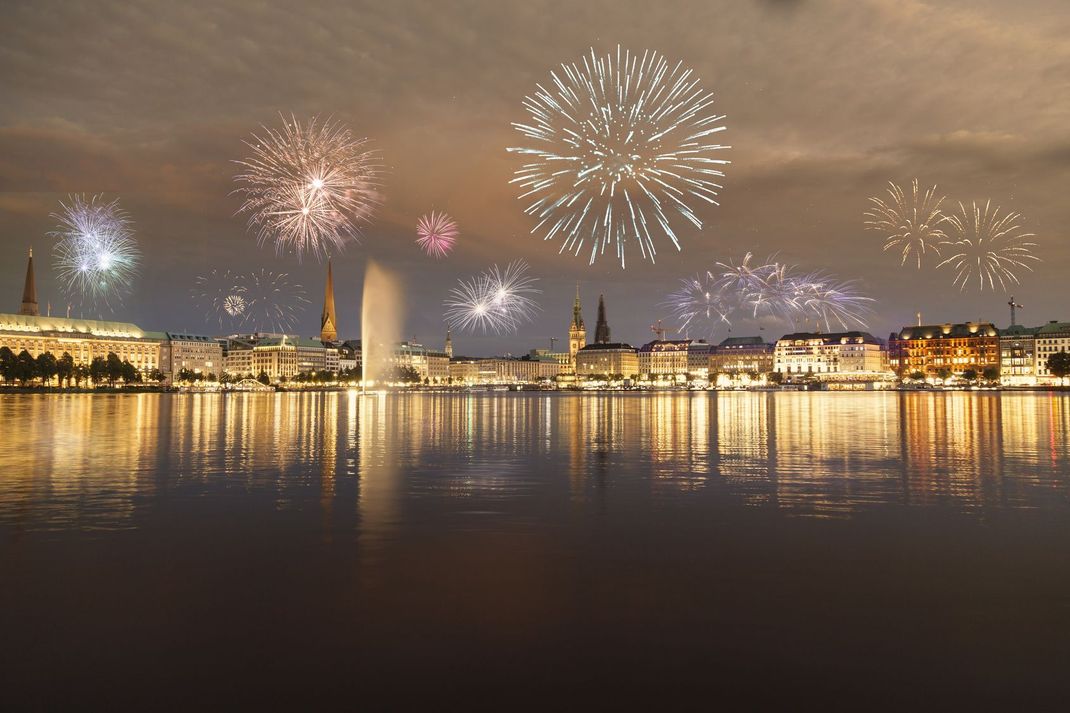 In Hamburg haben Sie die Qual der Wahl Silvester: Was machen? Ruhig zuhause feiern, an der Alster Raketen steigen lassen oder am Hafen aufs neue Jahr anstoßen?