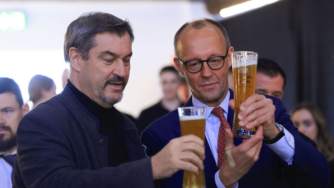 Weißbier und Blasmusik: Beim Besuch des bayerischen Ministerpräsidenten Markus Söder (links) im Sauerland bei Friedrich Merz geht's zünftig zu.