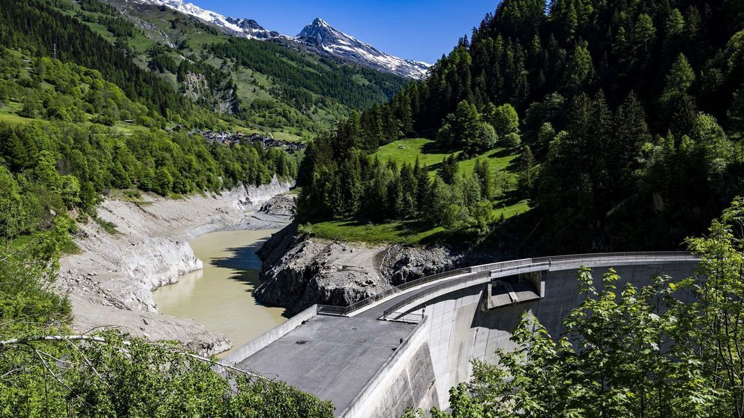 Der Stausee bei Ferden füllt sich mit ablaufendem Wasser der Lonza. 