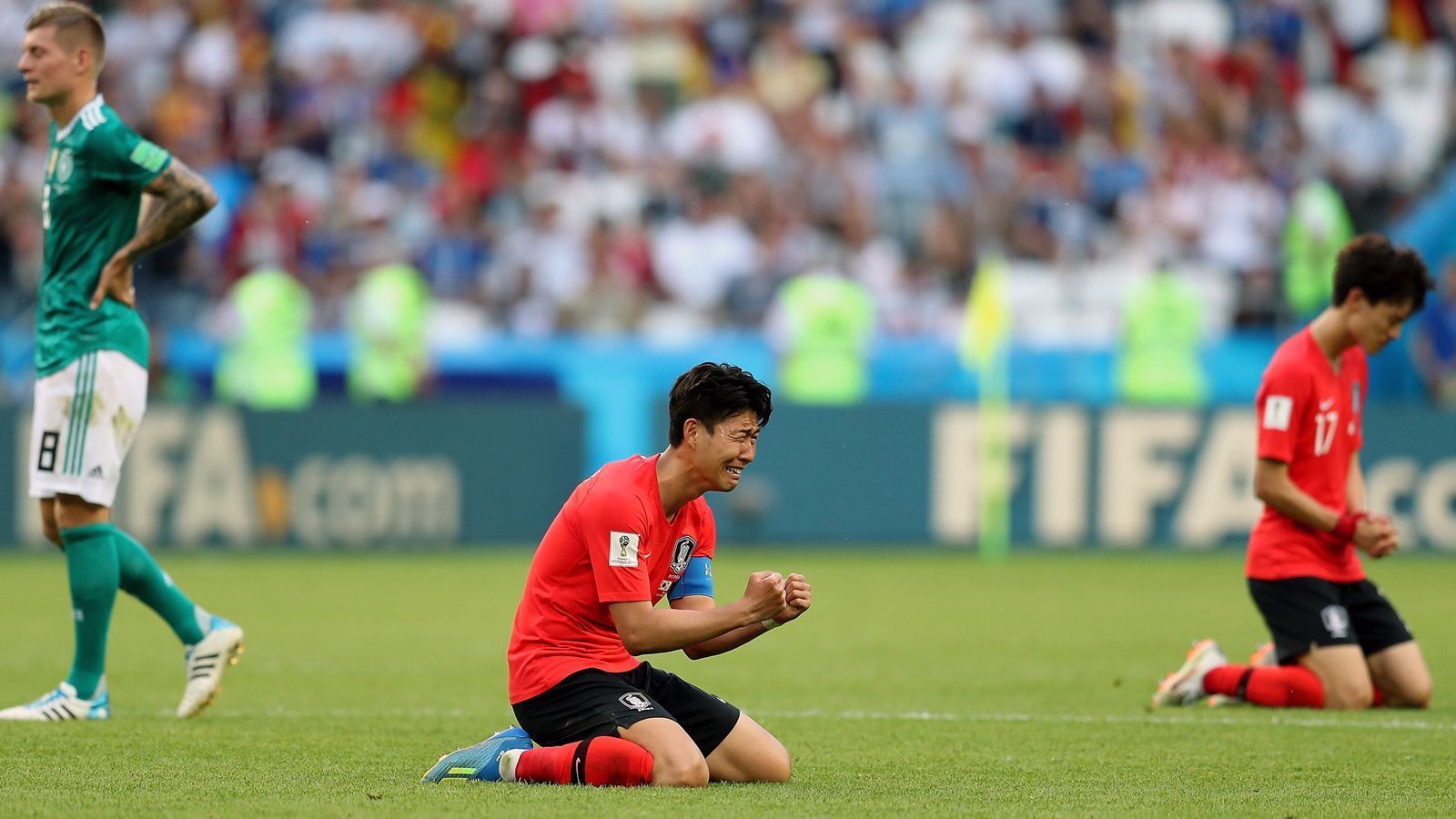 
                <strong>Nach Coup gegen DFB-Team - Südkorea ging vom Achtelfinale aus</strong><br>
                Erst Freude, dann große Trauer! Südkoreas Nationalmannschaft konnte nur kurz über den 2:0-Sieg gegen Deutschland jubeln, dann wurden die Asiaten um Heung-Min Son (Mi.) von der Realität eingeholt. Denn Südkorea ging tatsächlich davon aus, dass ein Sieg gegen das DFB-Team für den Achtelfinal-Einzug reichen würde. Doch dann erfuhren die Südkoreaner vom 3:0 der Schweden gegen Mexiko - und das sie damit ausgeschieden waren. "Wir wussten das Ergebnis erst nicht, nur dass das Spiel vorbei ist", erklärte Keeper Hyeon-Uh Jo hinterher, "als wir das Ergebnis erfuhren, haben viele von uns geweint". Südkoreas Nationaltrainer Tae-Yong Shin befand ebenfalls im emotionalen Zwiespalt: "Ich fühle mich großartig, aber gleichzeitig fühle ich mich auch ein bisschen leer, es sind ambivalente Gefühle." 
              