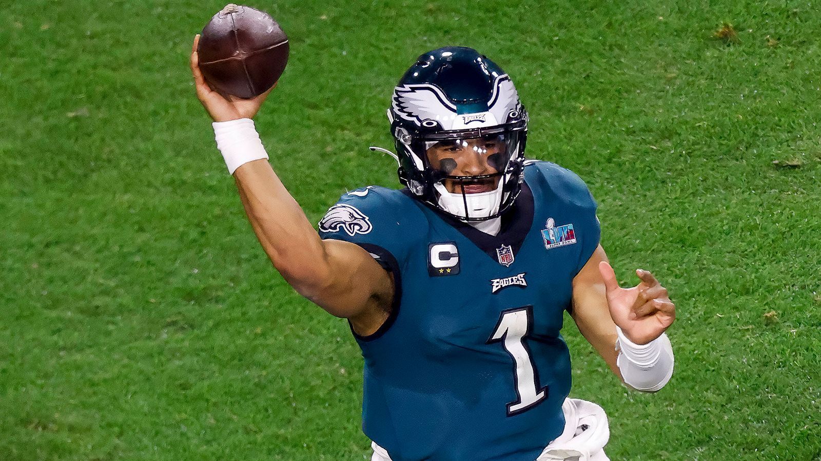 
                <strong>Jalen Hurts (Philadelphia Eagles)</strong><br>
                Zu Beginn nennt Stroud den aktuellen Quarterback der Philadelphia Eagles. In der vergangenen Spielzeit führte Jalen Hurts seine Mannschaft in den Super Bowl und verlor dort nur knapp mit 35:38 gegen die Kansas City Chiefs und Superstar Patrick Mahomes.
              