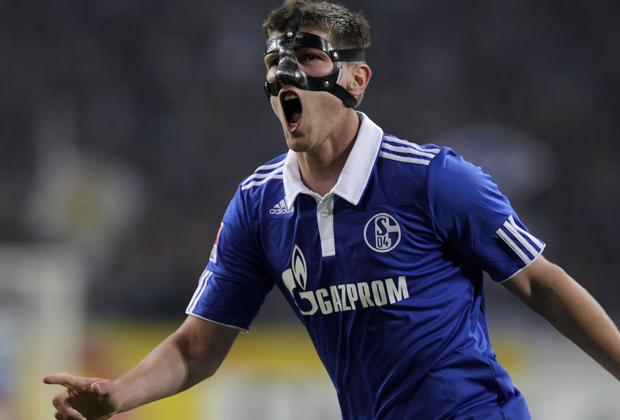 
                <strong>Klaas-Jan Huntelaar</strong><br>
                Wie man mit Maske sogar Tore erzielen kann, beweist Klaas-Jan Huntelaar im November 2011. Beim 4:0 gegen den 1. FC Nürnberg schnürt der Schalke-Stürmer einen Doppelpack. Mit dem Kopf trifft der Hunter zwar nicht, dafür aber einmal mit rechts und einmal mit links.
              