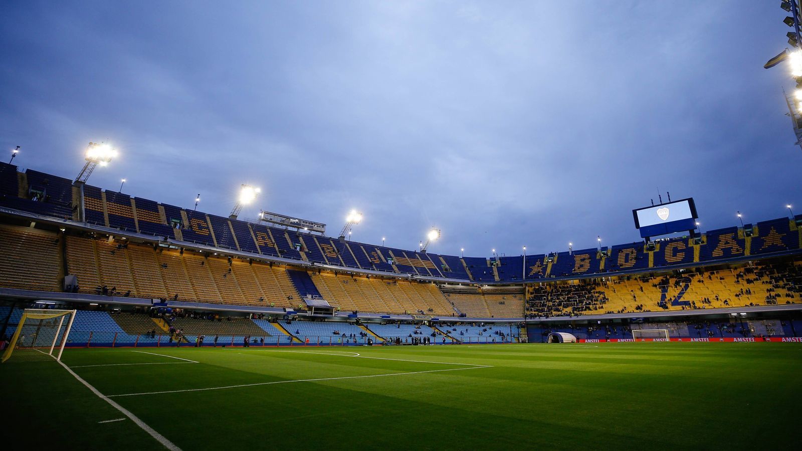 
                <strong>Boca spielt in "Pralinenschachtel"</strong><br>
                Das im Volksmund "Bombonera" genannte enge Stadion der Boca Juniors ist baufällig und verfügt über drei riesige Stehplatztribünen. Ob die Arena europäischen Sicherheitsstandards entsprechen würde, sei mal dahin gestellt. Optisch ähnelt das Stadion einer Pralinenschachtel. Daher stammt auch der Spitzname.
              